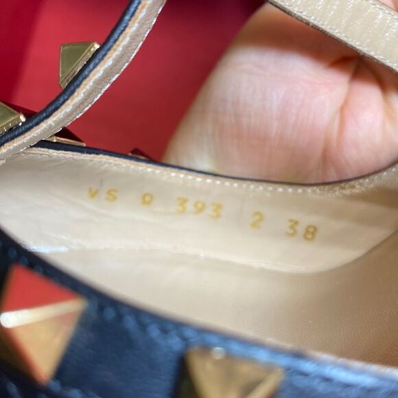 Valentino Garavani

Black and Gold Rockstud Ankle Strap Pump - Picture 17 of 17